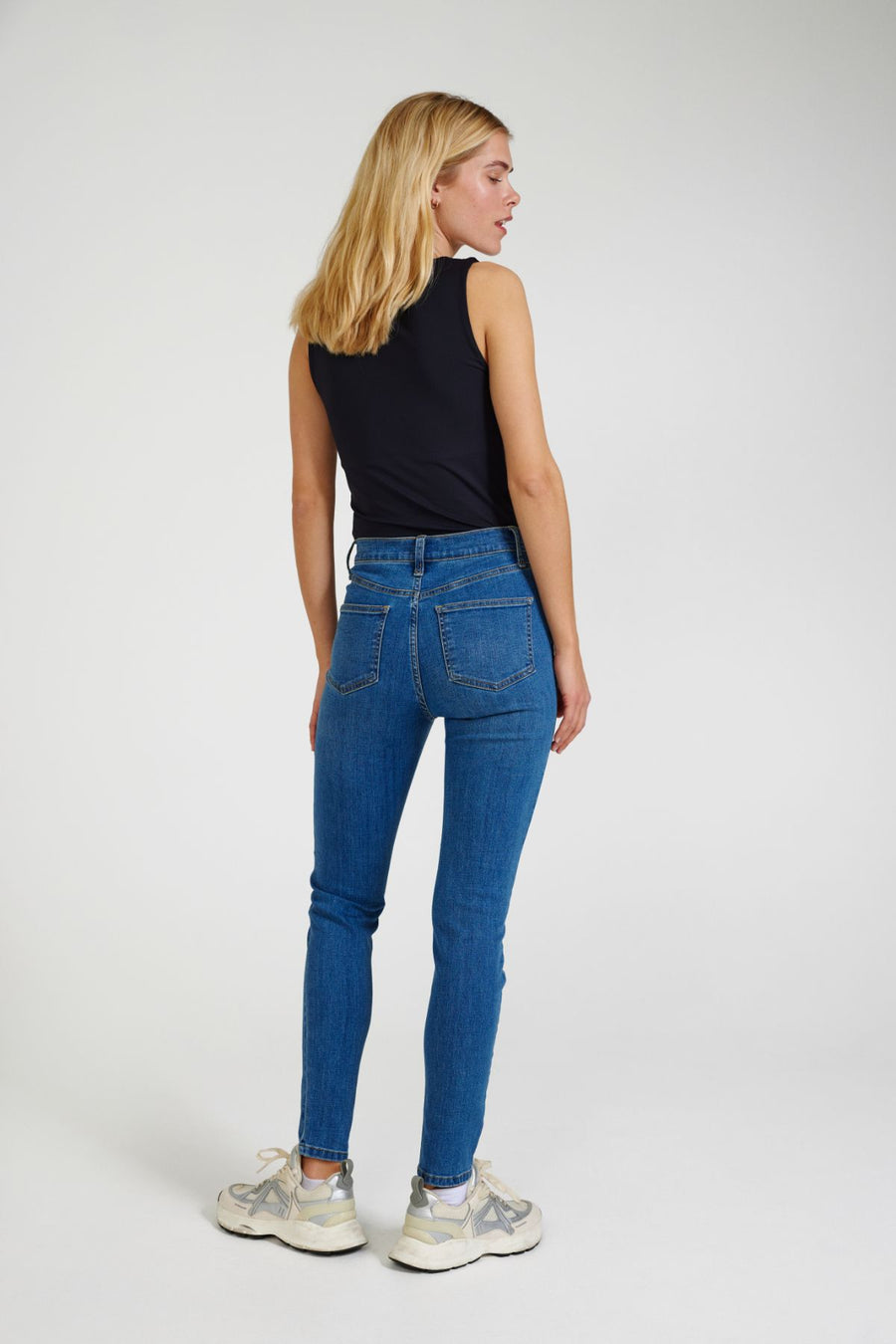 FQHARLOW - ENG GESCHNITTENE JEANS - BLAU